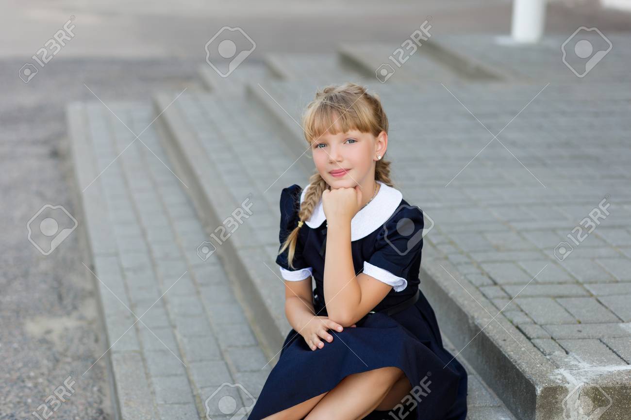 金髪　美少女　制服　 学校の授業前に制服姿の美少女の肖像。学校スタイルの写真素材・画像素材 Image 94918365