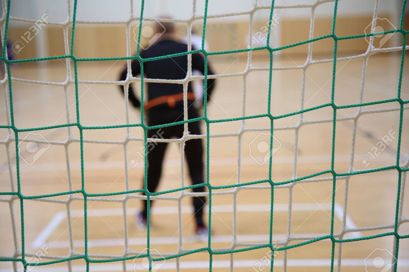 ネットのゲートの前にフットサルのゴールキーパーの背景 の写真素材 画像素材 Image