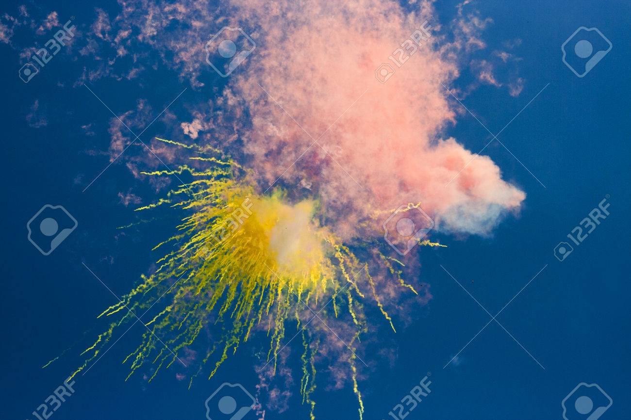 要約 青空 Varicoloured 昼間花火大会 の写真素材 画像素材 Image