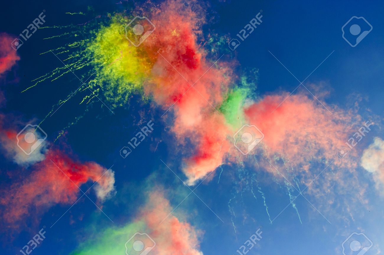 要約 青空 Varicoloured 昼間花火大会 の写真素材 画像素材 Image