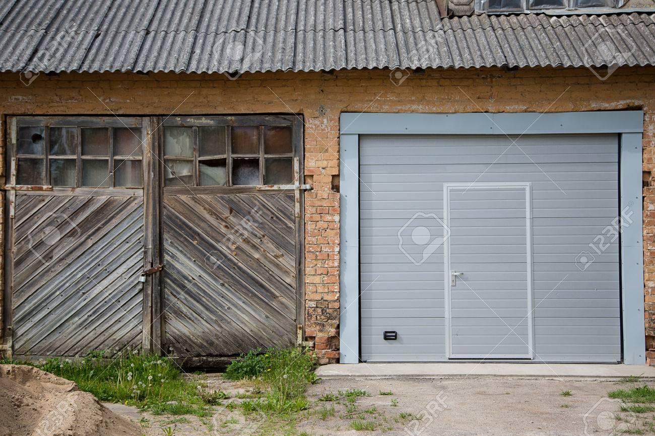 2 つはハウス 古い木製とプラスチック製のガレージドアします の写真素材 画像素材 Image