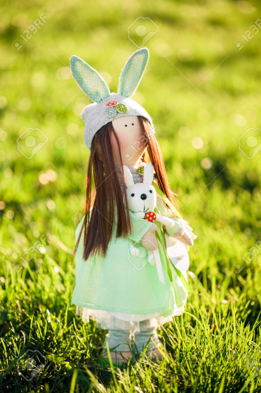 緑の芝生に面白い人形 の写真素材 画像素材 Image
