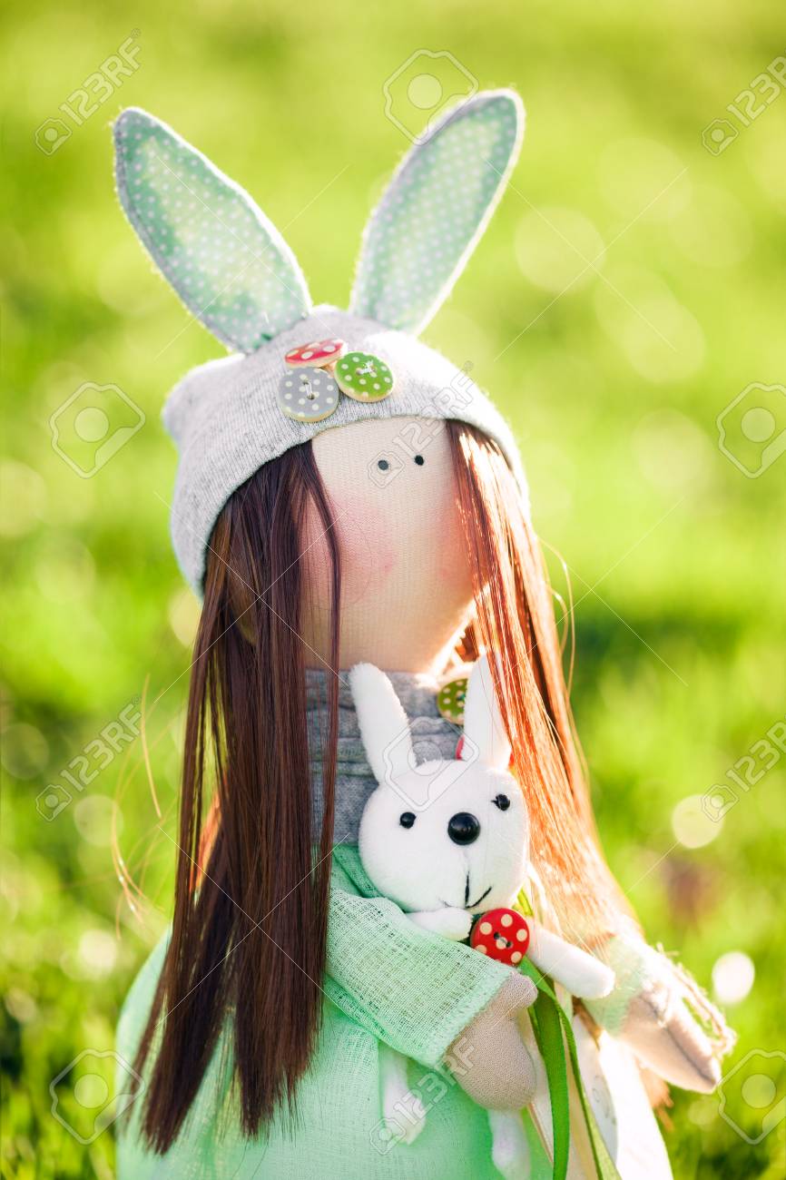 緑の芝生に面白い人形 の写真素材 画像素材 Image