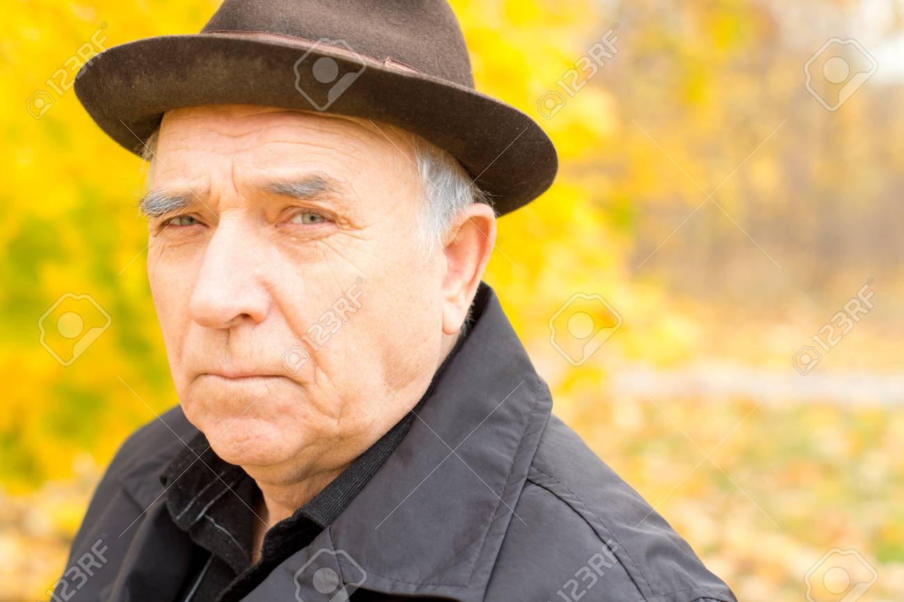 Portrait D'un Homme âgé Dans Un Chapeau Et Un Pardessus Homme Songeur De Marche Dans Un Manteau Et Un Chapeau
