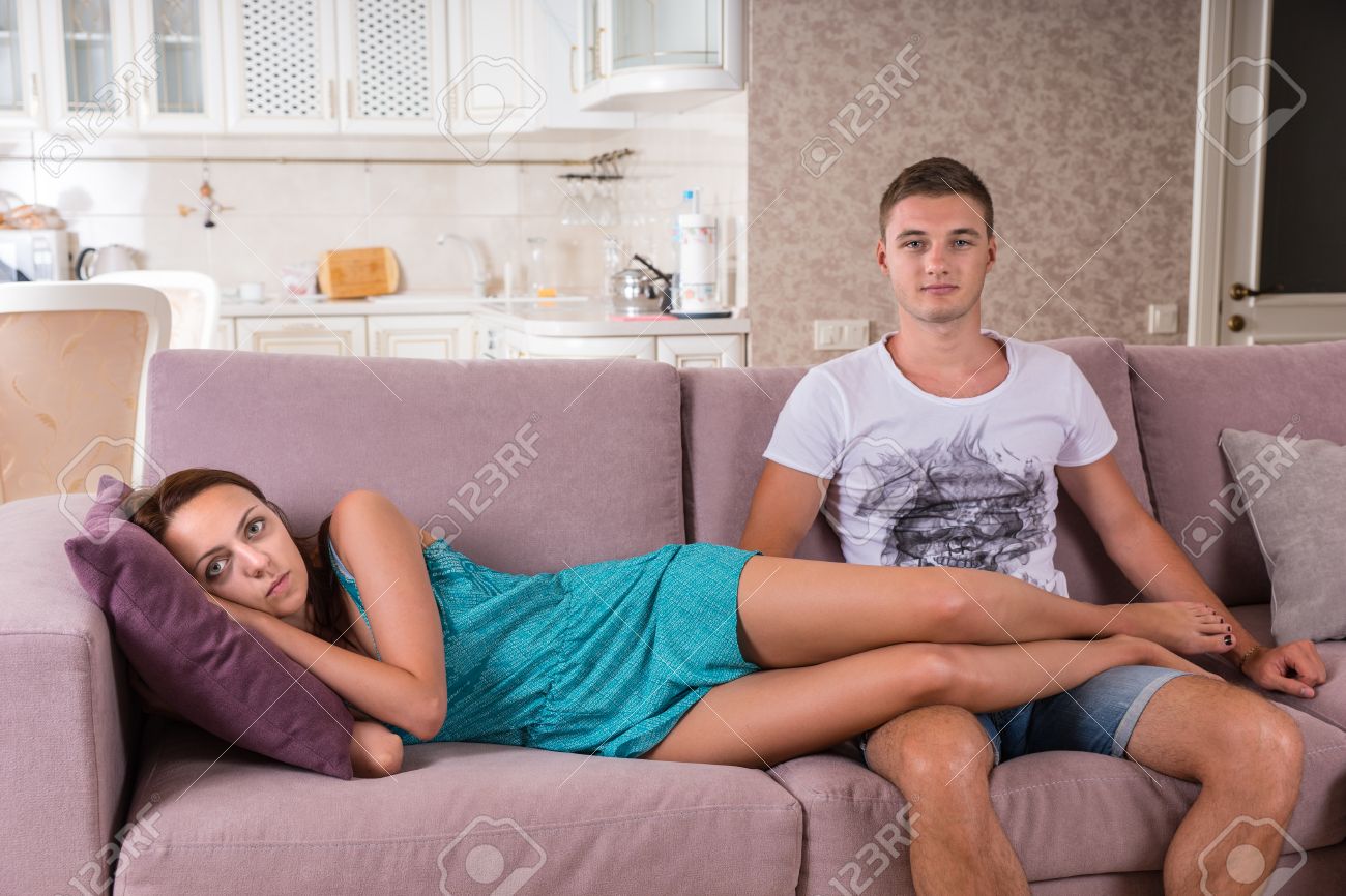 Junges Paar Entspannt Sich Vor Der Kamera Junges Paar Entspannt Sich Vor Der Kamera