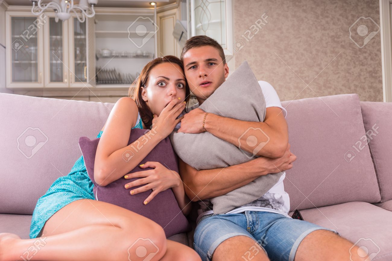 Junges Paar Kuscheln Frightened Zusammen Und Umarmt Sofa Kissen Wahrend Sie Scary Film Auf Dem Fernseher Zu Hause Lizenzfreie Fotos Bilder Und Stock Fotografie Image 45319518