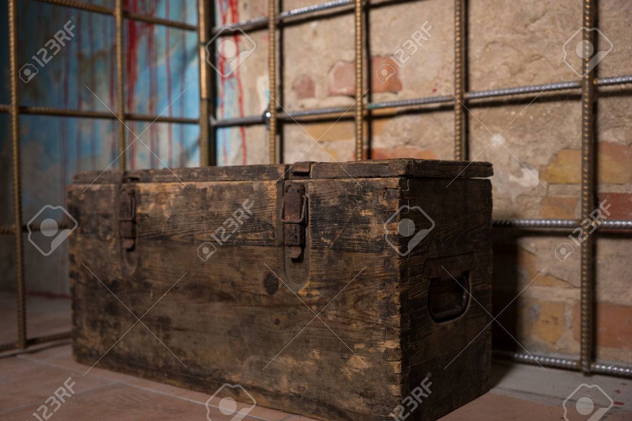 무서운 할로윈 테마에 대 한 개념에 대 한 혈액 산산조각이 된 벽 뒤에 철 케이지에 오래 된 가슴 로열티 무료 사진, 그림, 이미지  그리고 스톡포토그래피. Image 65722902