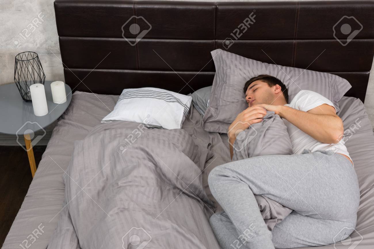 dormir abrazada a la almohada