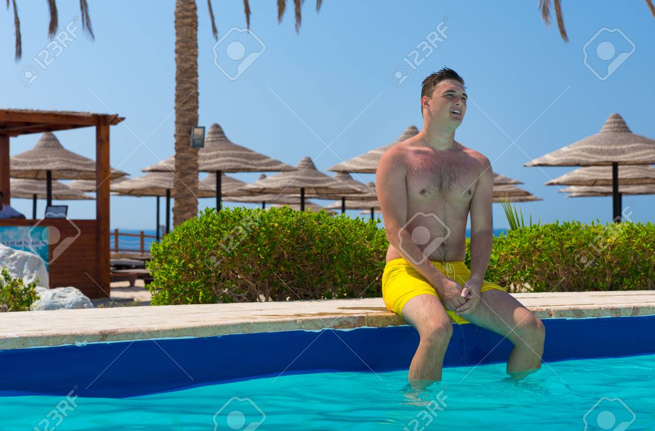日当たりの良い夏の日に ホテルのスイミング プールの端に座っているハンサムな若い男 の写真素材 画像素材 Image 日当たりの良い夏の日に ホテルのスイミング プールの端に座っているハンサムな若い男 の写真素材 画像素材 Image