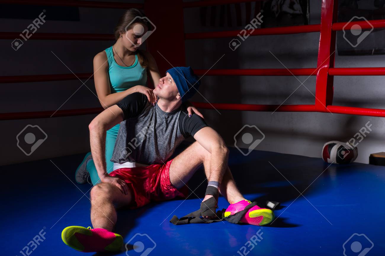 女性運動をサポートし ボクシングのジムでロープに囲まれたリングで彼氏を抱っこ の写真素材 画像素材 Image