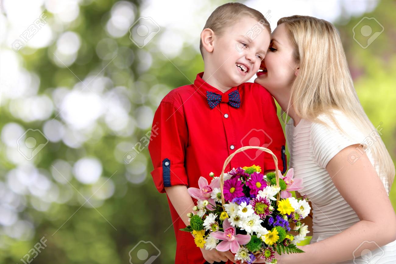 Junge Schone Mutter Mit Ihrem Sohn Flustern Sie Ein Geheimnis In Ihrem Ohr Frau Und Kind Mit Blumenstrauss Von Blumen Fruhling Familienurlaub Konzept Frauentag Lizenzfreie Fotos Bilder Und Stock Fotografie Image 74286255