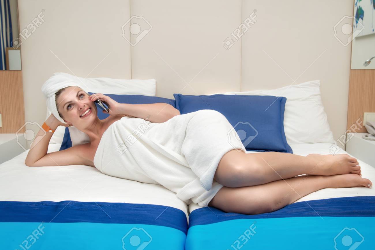 携帯電話で話しているホテルの部屋で若いセクシーな女性 の写真素材 画像素材 Image
