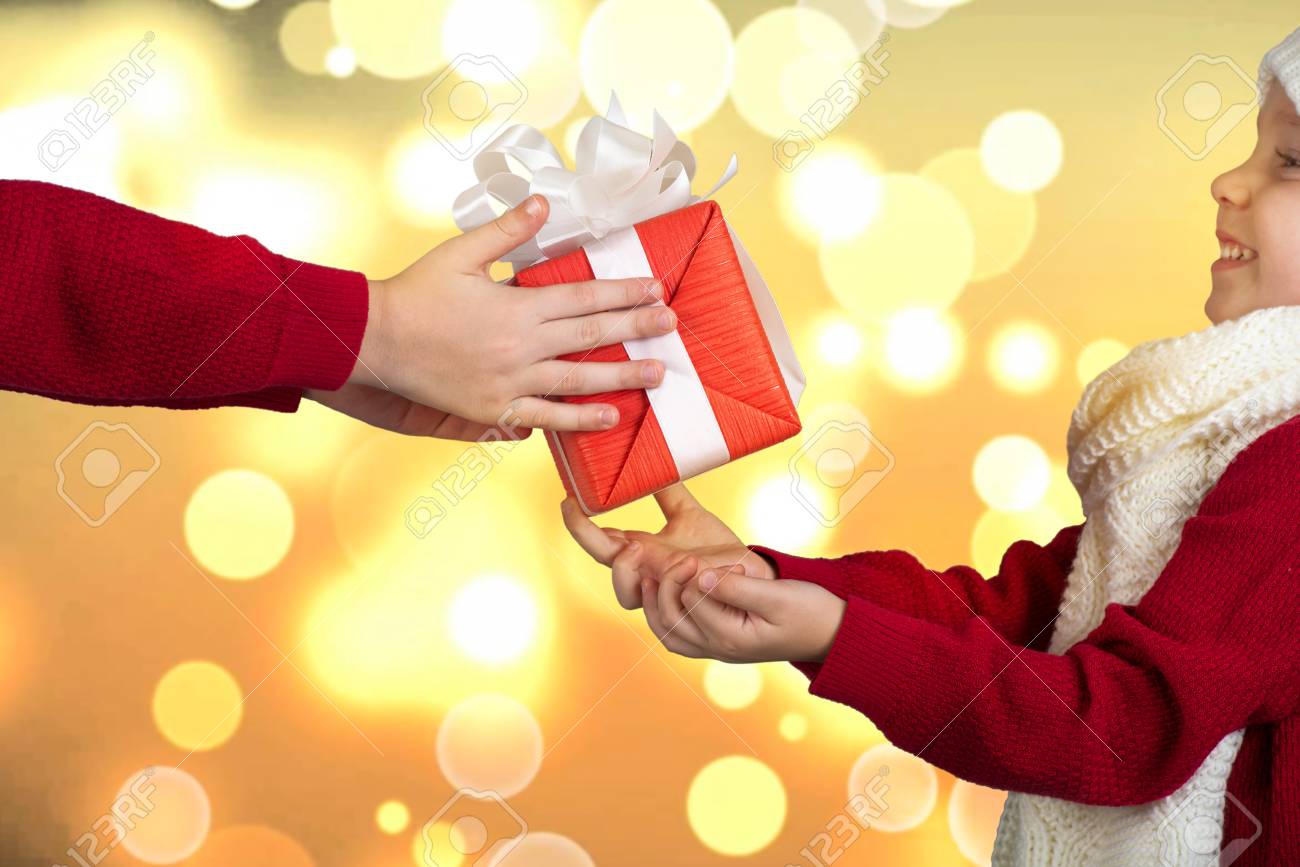 兄弟はクリスマスプレゼントを交換します 贈り物を持つ子供たちの手 メリークリスマスとハッピーホリデー の写真素材 画像素材 Image 兄弟はクリスマスプレゼントを交換します 贈り物を持つ子供たちの手 メリークリスマスとハッピーホリデー の写真素材 画像素材 Image