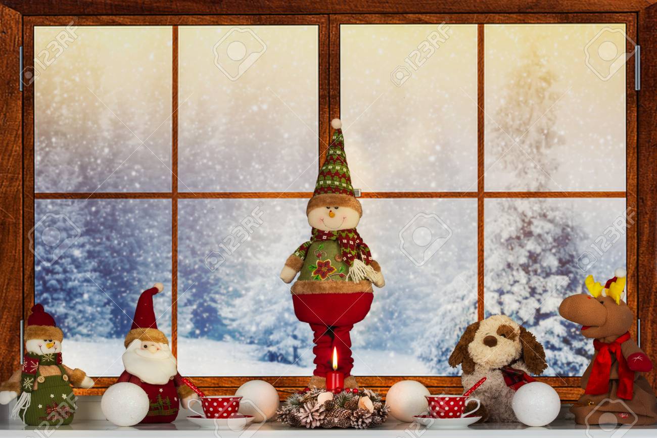 メリークリスマスとハッピーホリデー クリスマスの窓のために飾られた美しい 家の窓から冬の森 の写真素材 画像素材 Image