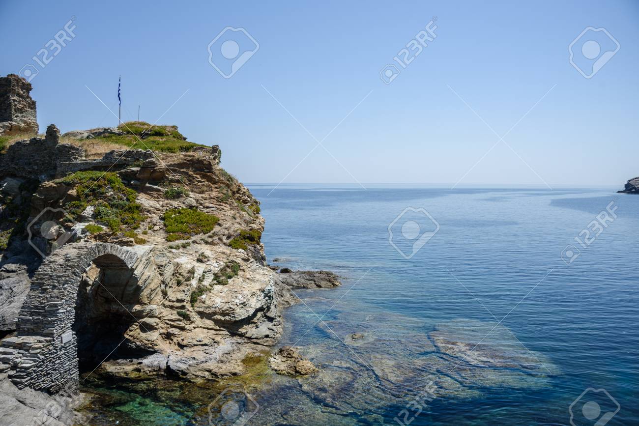 コーラ アンドロス島ギリシャの海に探してからの眺め の写真素材 画像素材 Image