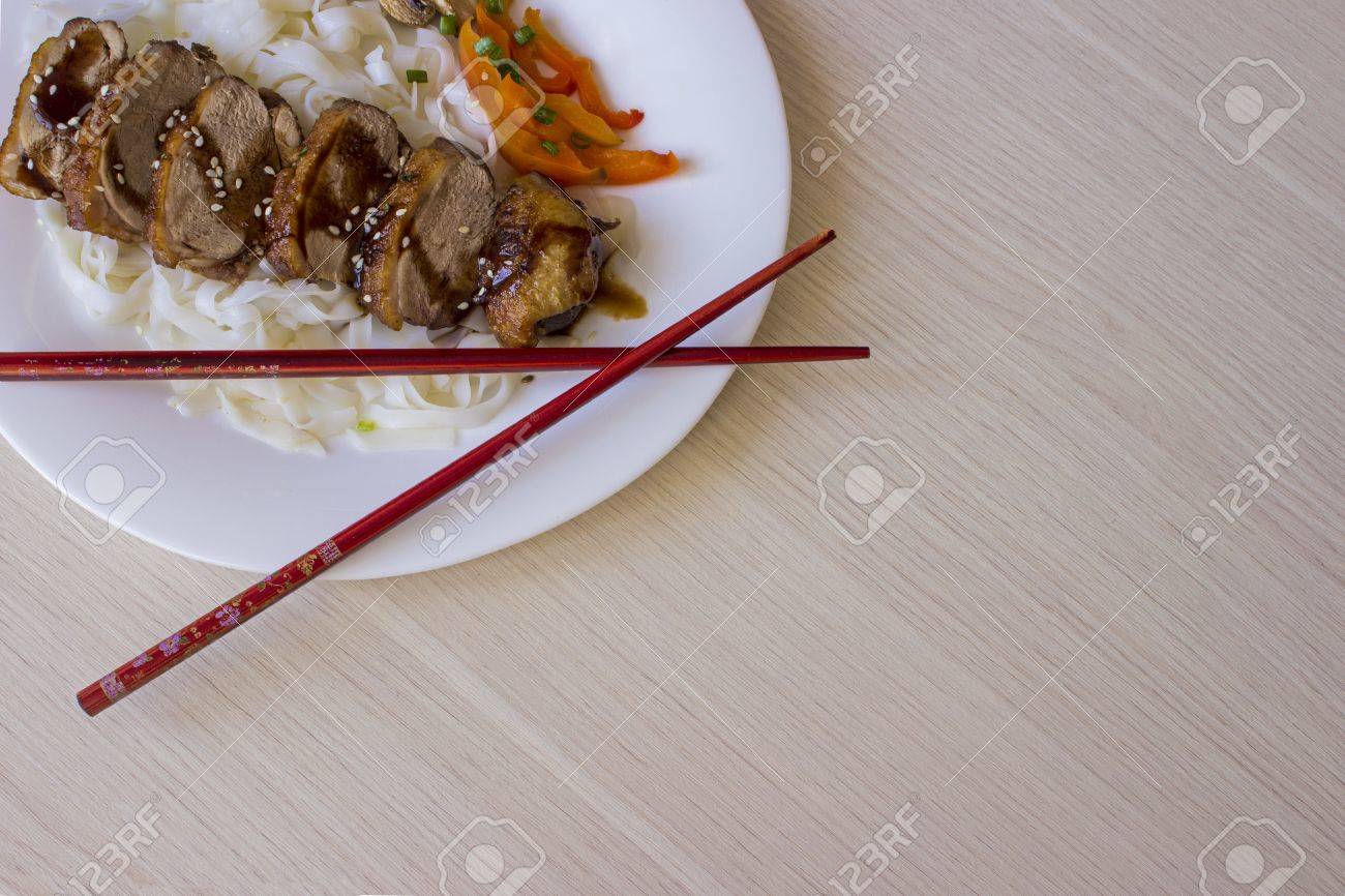 アヒル麺 アヒルのアジアを麺します 白い平板棒 Copypaste スペース の写真素材 画像素材 Image アヒル麺 アヒルのアジアを麺します 白い平板棒 Copypaste スペース の写真素材 画像素材 Image