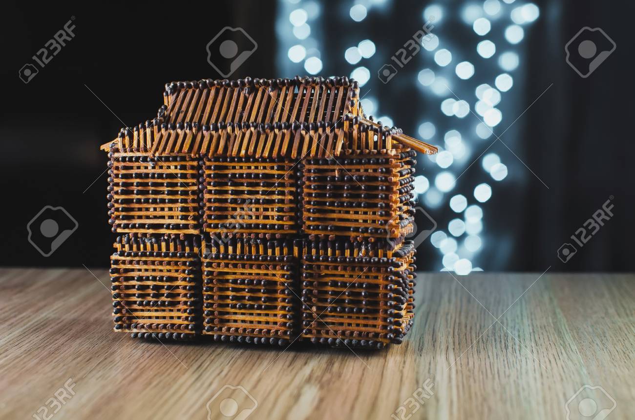 Auf Dem Tisch Ist Ein Haus Von Streichholzern Hinter Girlanden