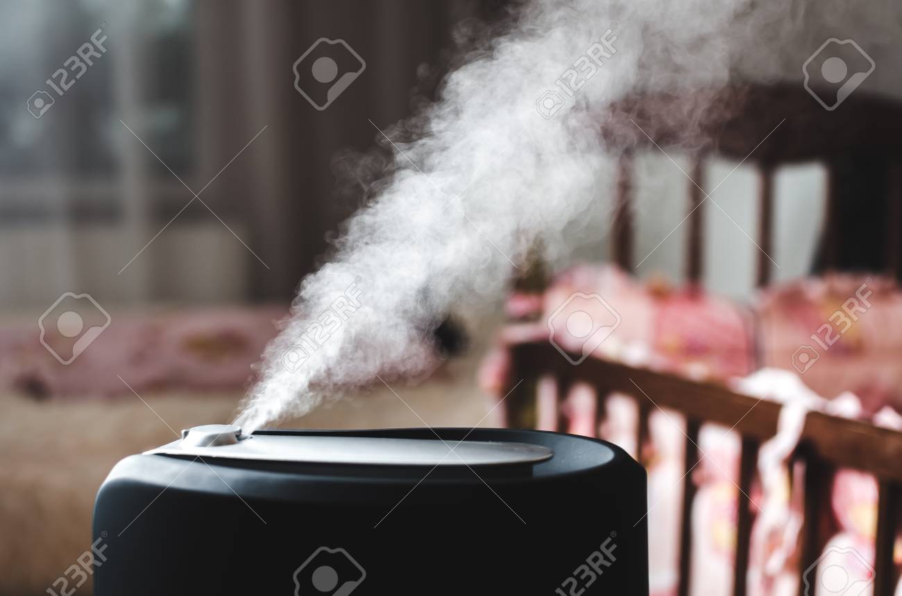 蒸気加湿器夜から寝室にベビーベッドの横に の写真素材 画像素材 Image