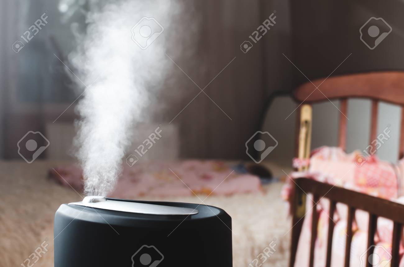 蒸気加湿器夜から寝室にベビーベッドの横に の写真素材 画像素材 Image