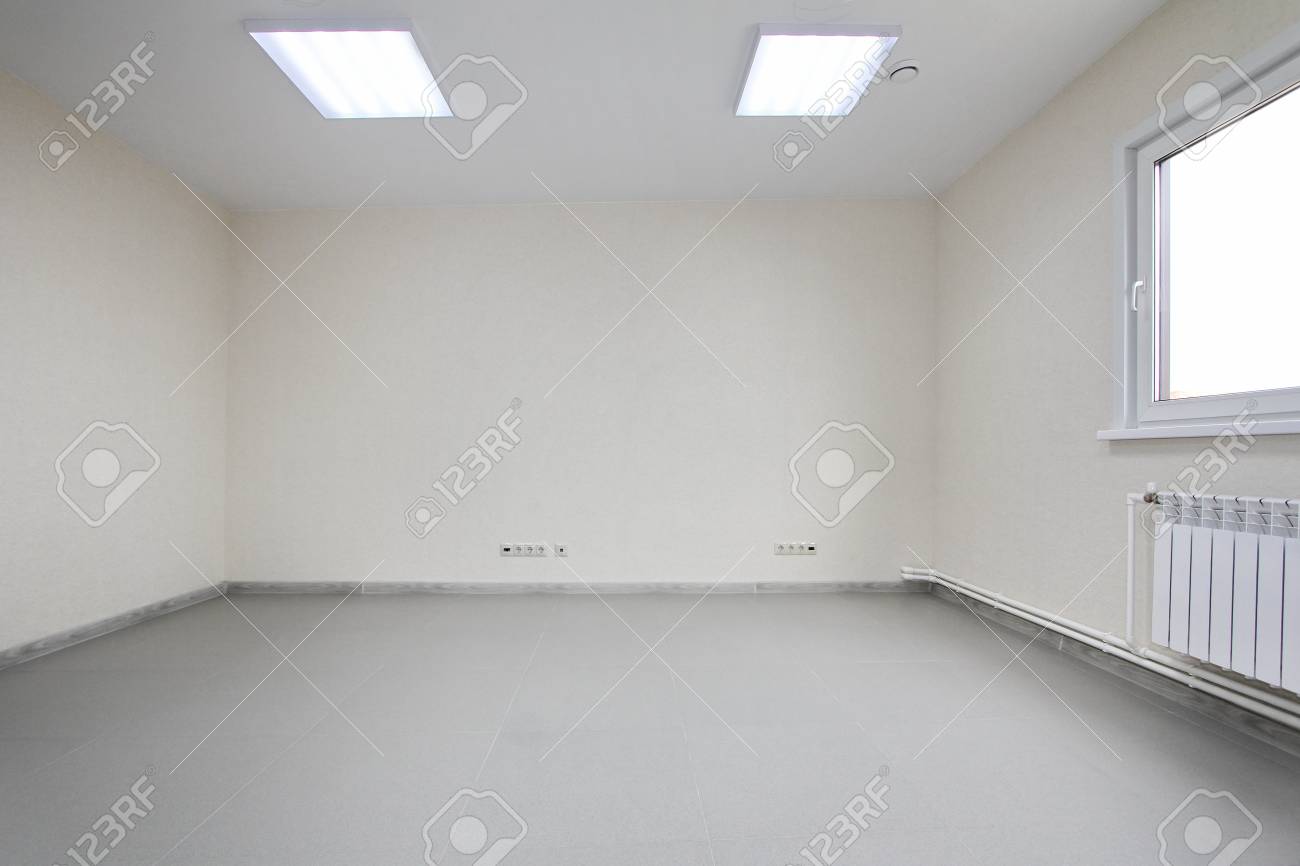 新しい建物で家具なし白い壁紙でインテリア空事務所光の部屋 の写真素材 画像素材 Image