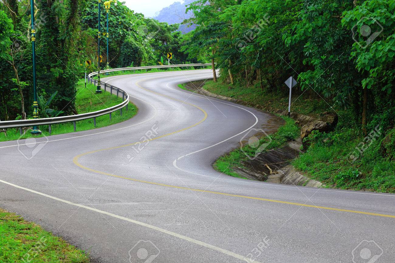 グリーン ビューでアスファルトの道路のカーブの方法です の写真素材 画像素材 Image