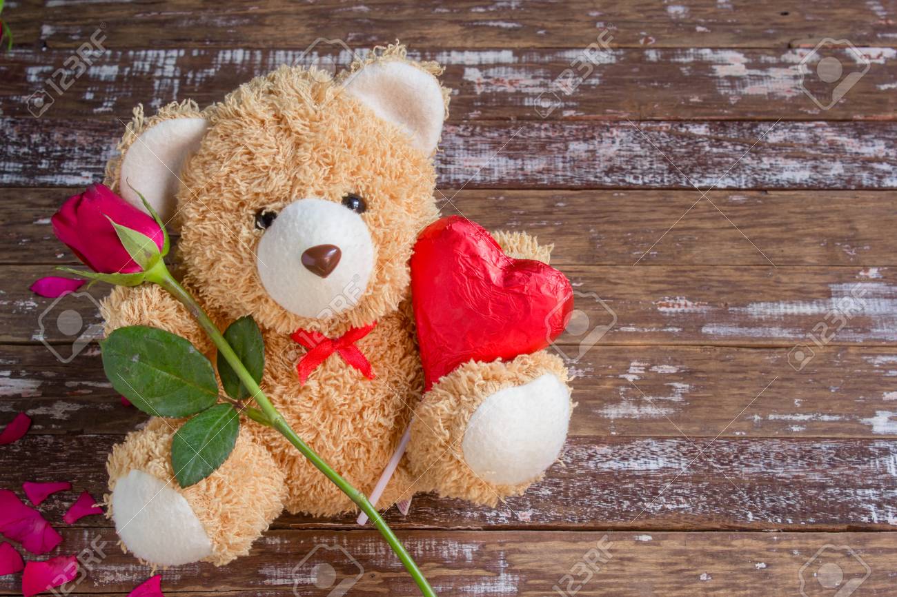 oso de peluche con rosas