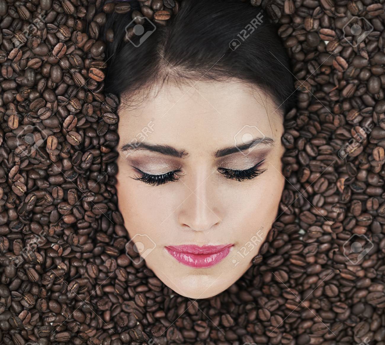 コーヒー豆の中で美しい顔 の写真素材 画像素材 Image