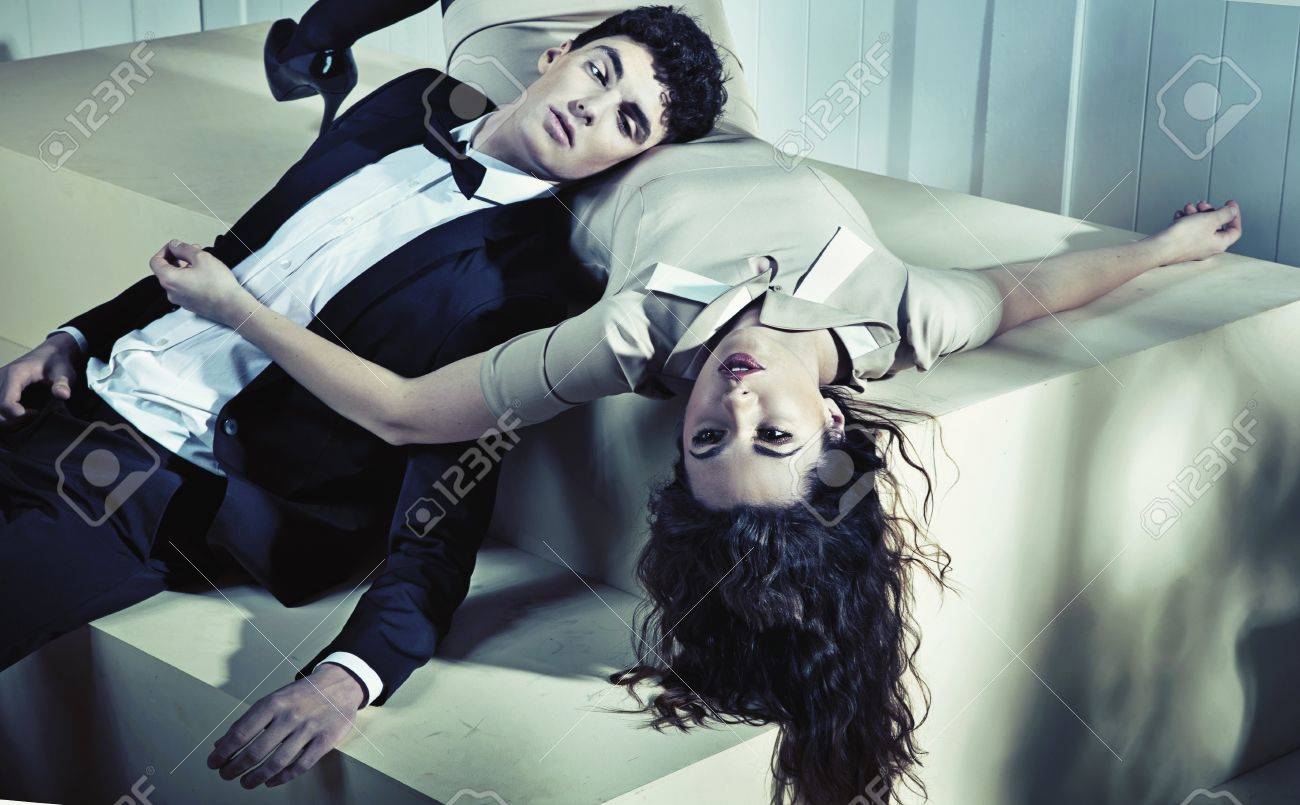 疲れの後疲れ果てた若いカップルをパーティします の写真素材 画像素材 Image