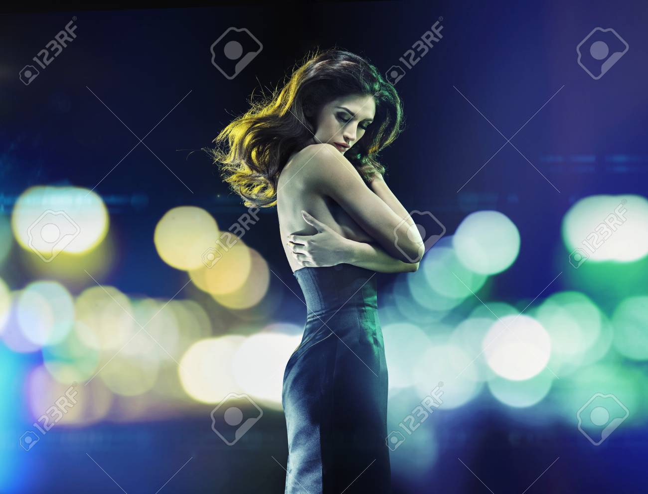 落ち着いた雰囲気のエレガントな女性の肖像画 の写真素材 画像素材 Image 落ち着いた雰囲気のエレガントな女性の肖像画 の写真素材 画像素材 Image