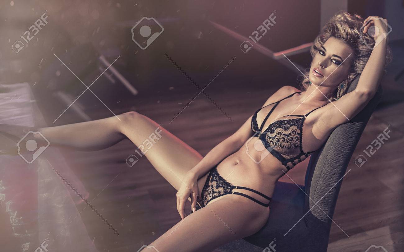 Eine Sinnliche Lady In Spitzenwäsche Eine Sinnliche Lady In Spitzenwäsche