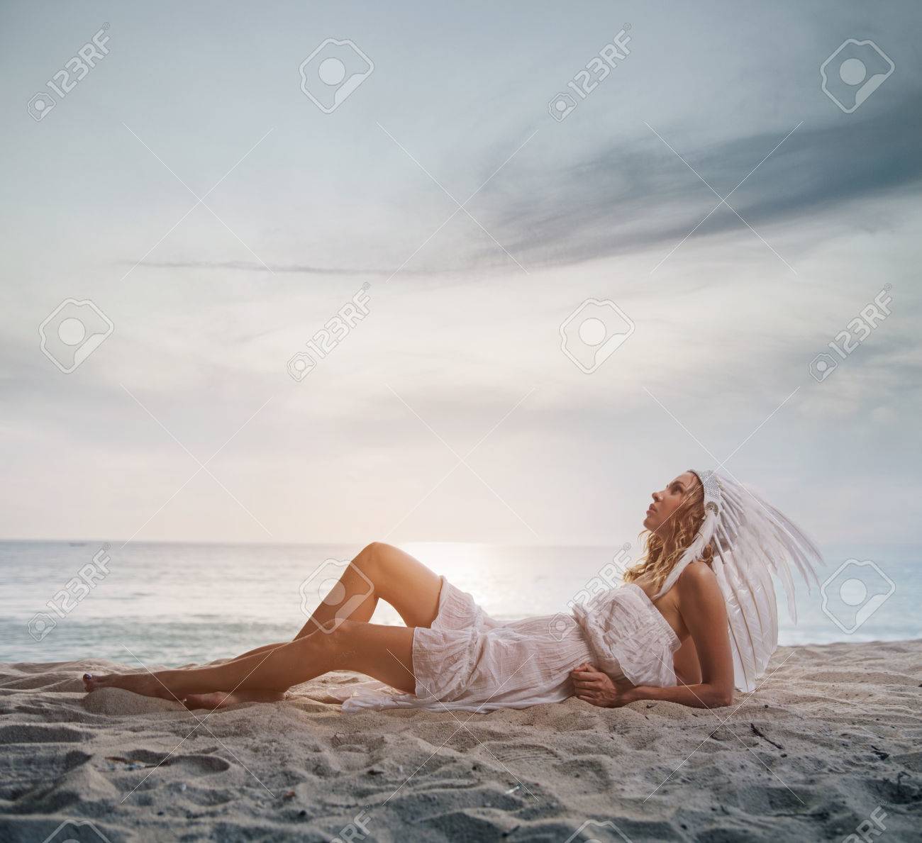 白 ダチョウの羽根飾りを身に着けているブロンドの女性 の写真素材 画像素材 Image