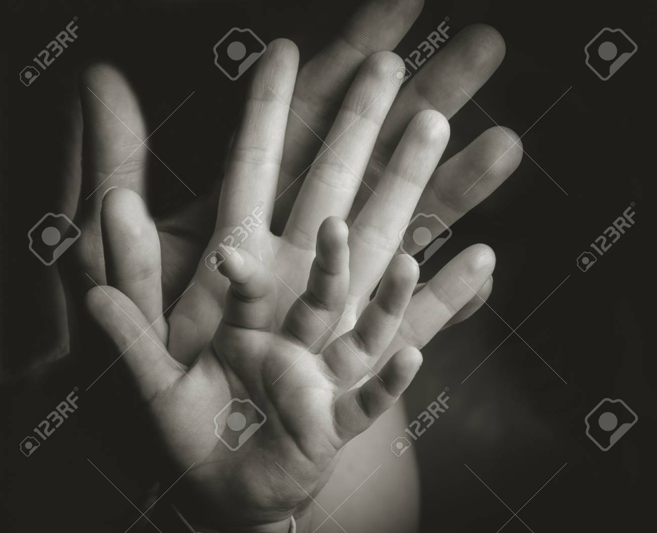 Puno De Papa Y Bebe Recien Nacido Fotos Retratos Imagenes Y Fotografia De Archivo Libres De Derecho Image