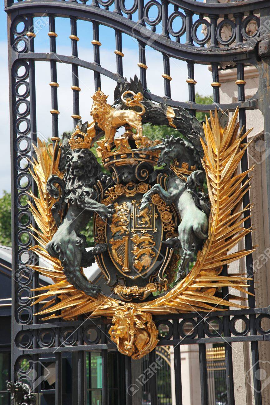 バッキンガム宮殿 イギリスでゲートの王室のシールをクローズ アップ の写真素材 画像素材 Image