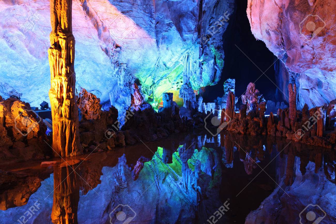 桂林 中国でリード フルート洞窟の地底湖 の写真素材 画像素材 Image