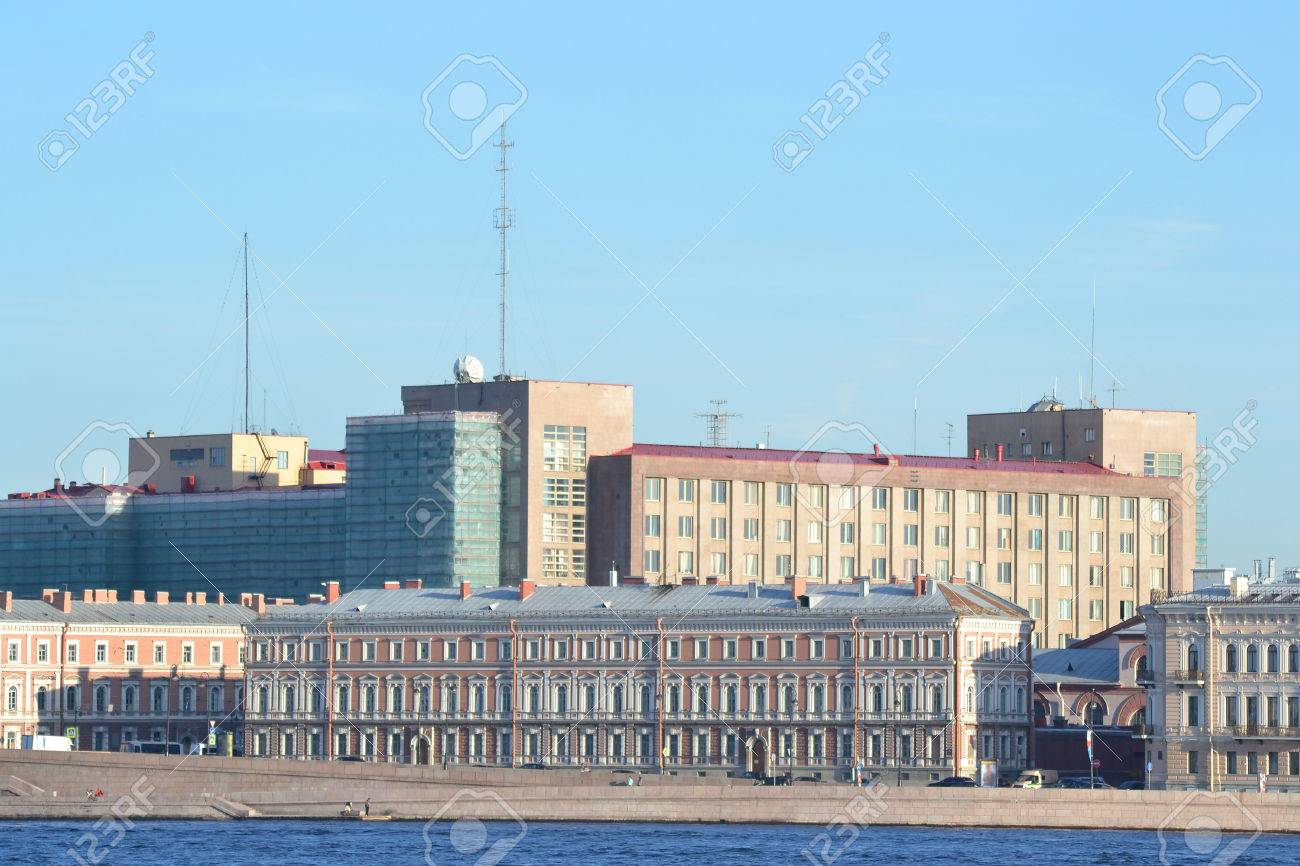 ネヴァ川と FSB の建物、ロシアのサンクトペテルブルクでの堤防。 写真