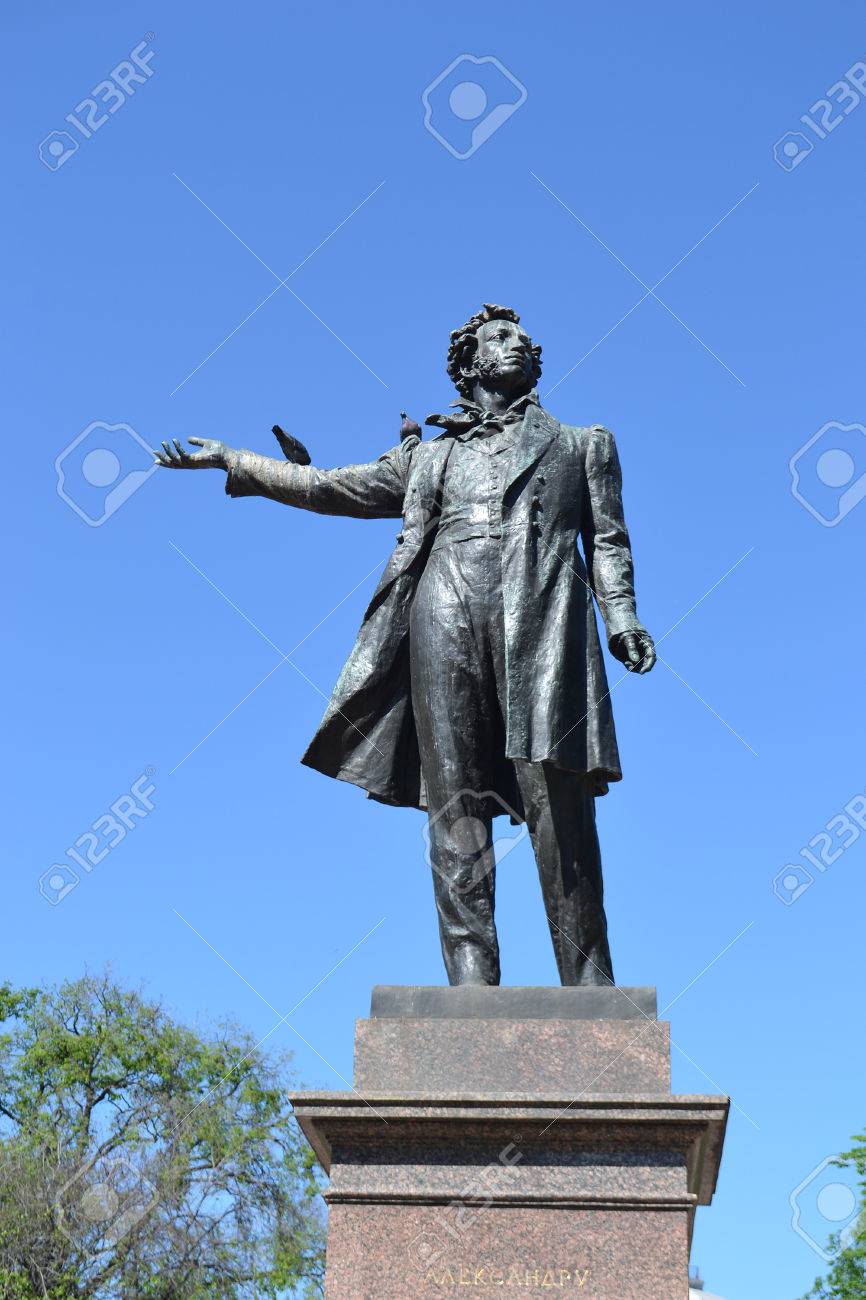 有名なロシアの詩人アレクサンドル プーシキンの像 芸術広場 サンクトペテルブルグ ロシア の写真素材 画像素材 Image
