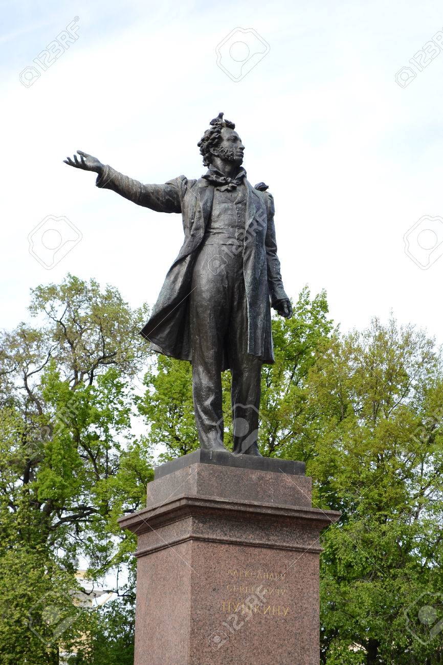 有名なロシアの詩人アレクサンドル プーシキンの像 芸術広場 サンクトペテルブルグ ロシア の写真素材 画像素材 Image