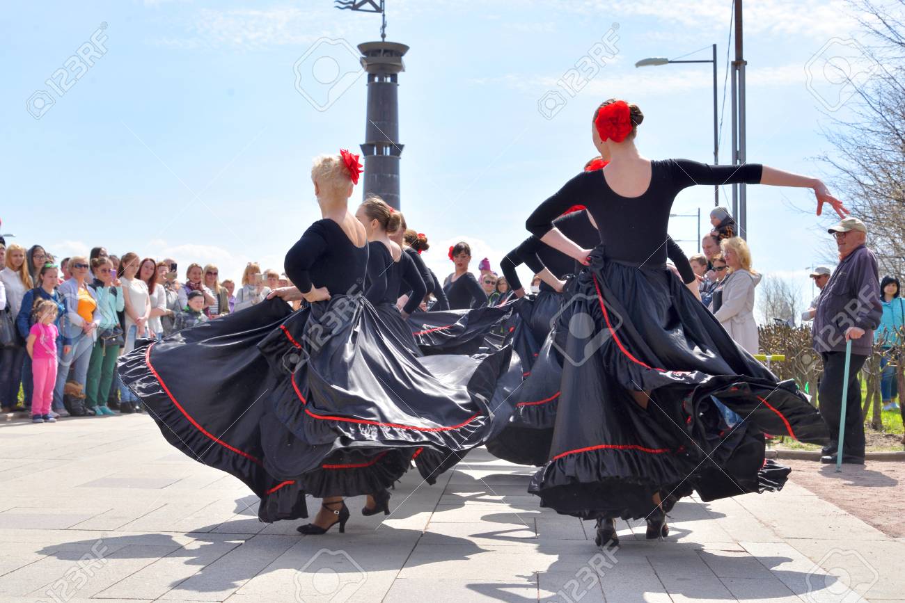 St Petersburg Russie 21 Mai 2017 Groupe De Femmes Dansant Le Flamenco Sur La Rue De La Ville A Saint Petersbourg Projet Danse Petersbourg Banque D Images Et Photos Libres De Droits Image 87826432