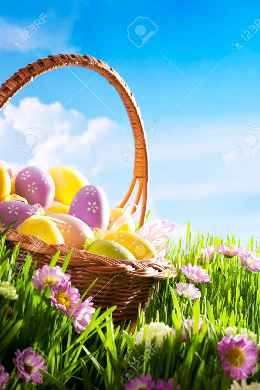 飾られた花と草のイースターエッグ の写真素材 画像素材 Image