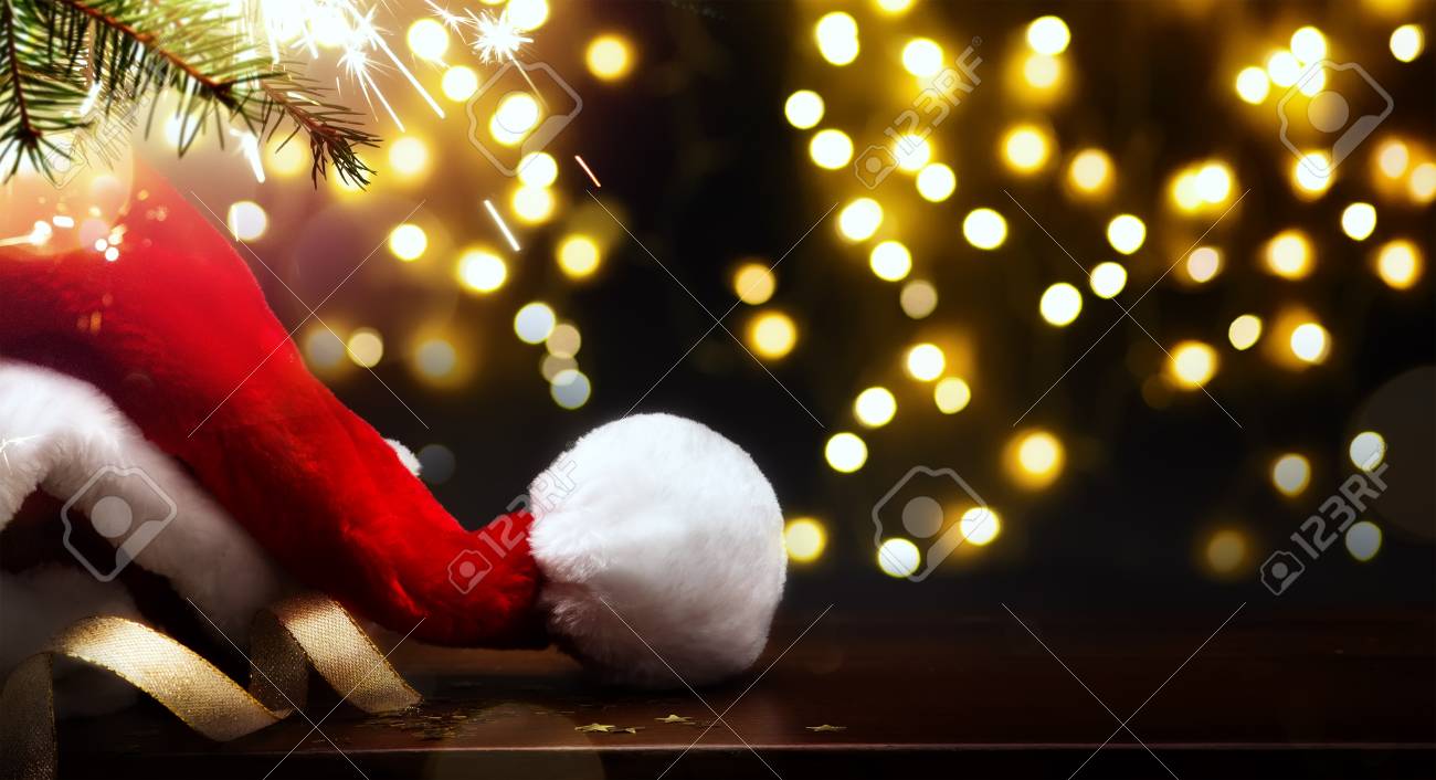 Frohe Weihnachten Und Ein Glückliches Neues Jahr; Baumlicht Und  Weihnachtsmütze Lizenzfreie Fotos, Bilder Und Stock Fotografie. Image  88625417.