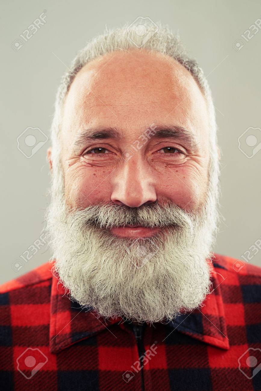 ライトグレーの背景上髭の白髪笑顔年配の男性のポートレート クローズ アップ の写真素材 画像素材 Image ライトグレーの背景上髭の白髪笑顔年配の男性のポートレート クローズ アップ の写真素材 画像素材 Image