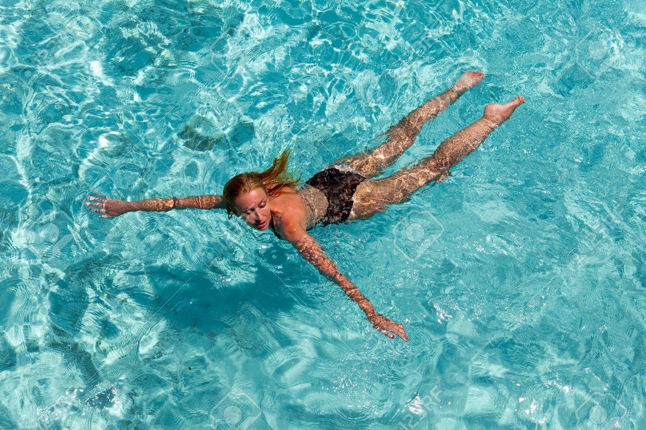女性は海で泳ぐ の写真素材 画像素材 Image 女性は海で泳ぐ の写真素材 画像素材 Image