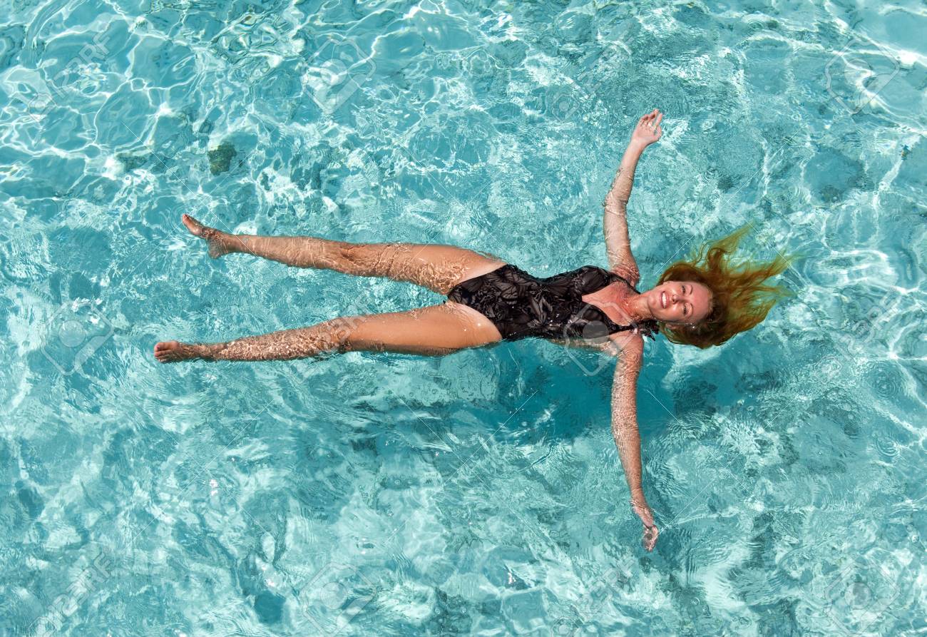 海で泳ぐ女性 の写真素材 画像素材 Image 海で泳ぐ女性 の写真素材 画像素材 Image