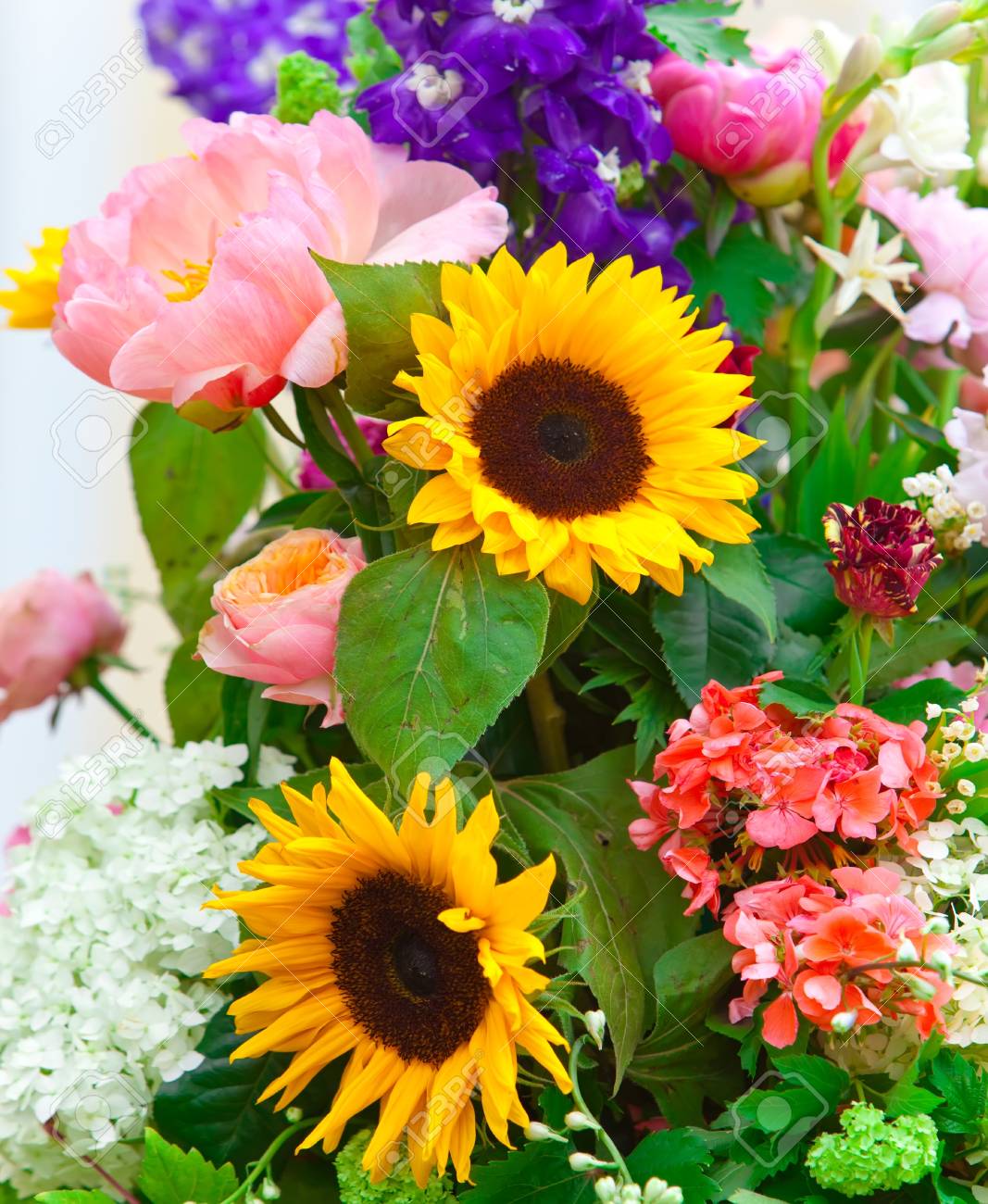 別の花の明るいマルチカラーの花束 の写真素材 画像素材 Image