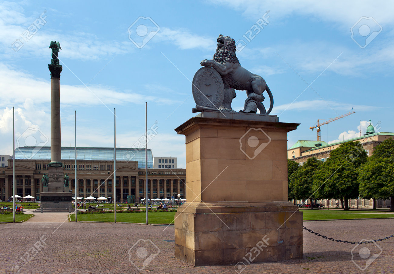 Stuttgart Allemagne 31 Mai 12 Sculpture De Lion Avec Un Blason Devant L Entree Principale Du Nouveau Chateau Neues Schloss En Allemagne Stuttgart Banque D Images Et Photos Libres De Droits Image
