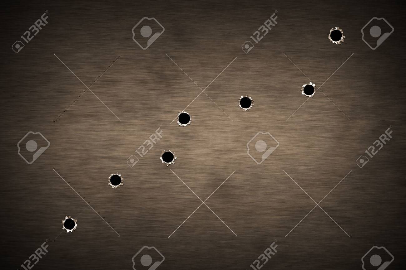 샷건 골드 금속 접시에 총알 구멍입니다. 금속 배경입니다. 로열티 무료 사진, 그림, 이미지 그리고 스톡포토그래피. Image  59989636