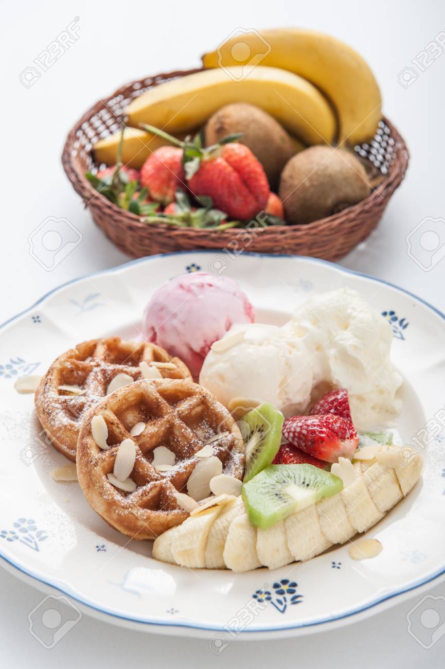 Archivio Fotografico , Cialde con gelato e frutta