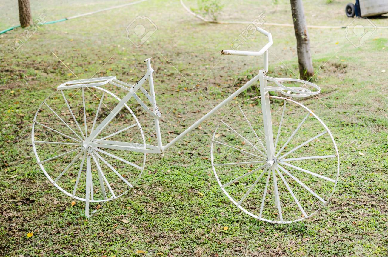 庭に飾られたヴィンテージの白自転車 の写真素材・画像素材. Image 