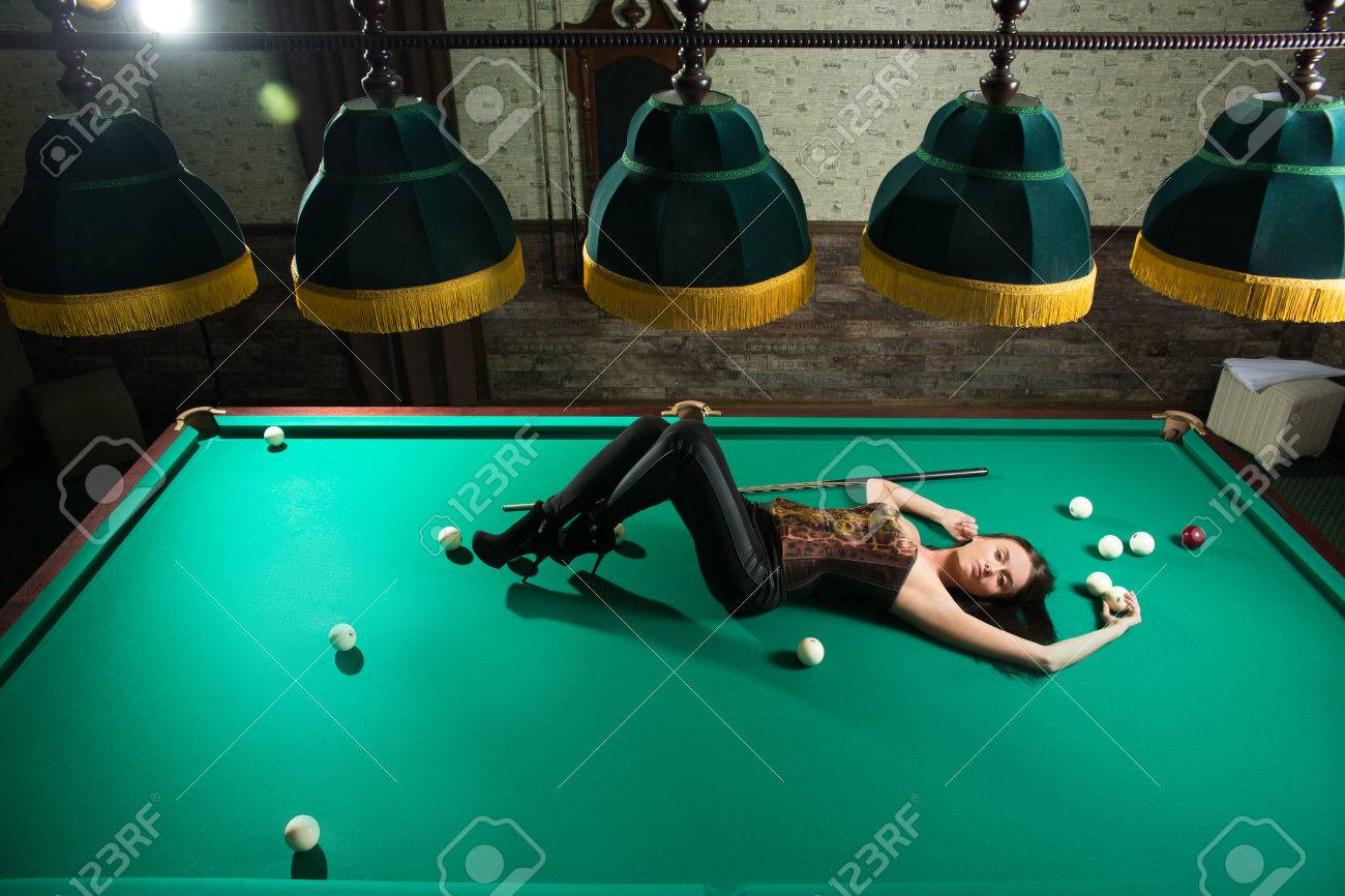コルセットのセクシーな女の子が遊ぶビリヤード の写真素材 画像素材 Image