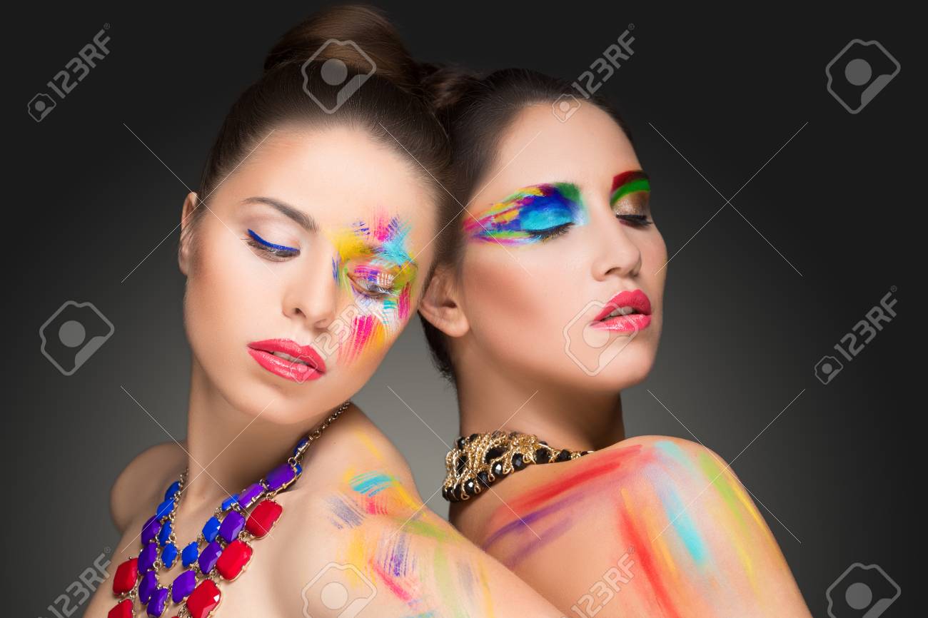 女の子 メイクアップ カラー ペイントの絵を の写真素材 画像素材 Image